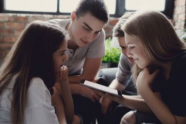 Οι συχνοί έλεγχοι των εφήβων στα μέσα κοινωνικής δικτύωσης μπορεί να επηρεάσουν τους εγκεφάλους τους
