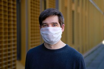 Κορωνοϊός: Σαρώνει την υγεία μας και «πνίγει» την ψυχολογία μας