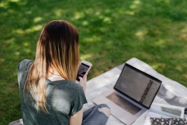 Τα social media επηρεάζουν αρνητικά την ψυχική υγεία των κοριτσιών νωρίτερα από ό,τι των αγοριών, σύμφωνα με νέα έρευνα