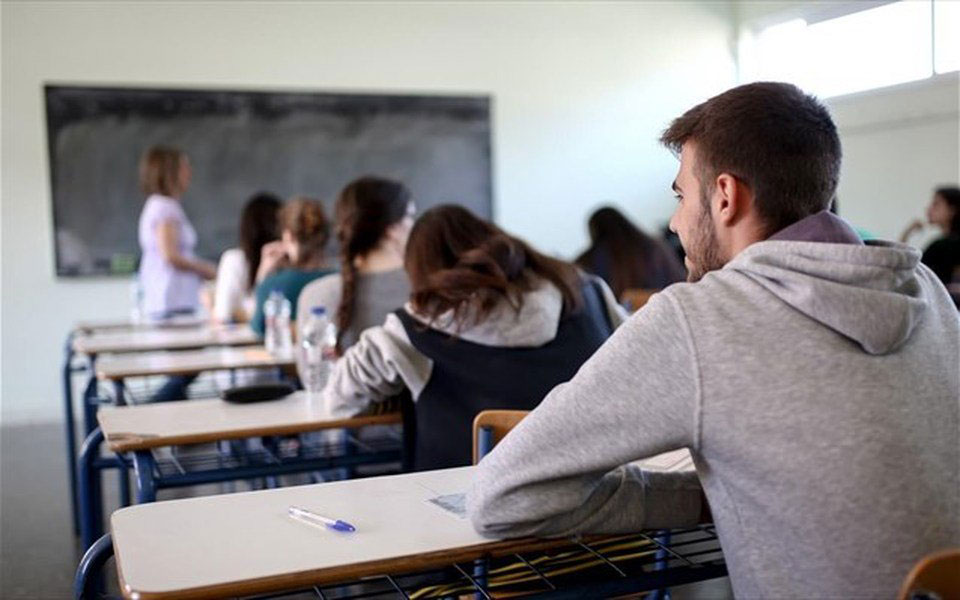 Παιδιά σε μια αίθουσα σχολείου ετοιμάζονται να δώσουν εξετάσεις